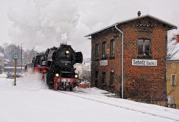 Die Löbauer 52 8080 bei der Ausfahrt in Sebnitz. Nun geht es über den Sebnitzer Stadtviadukt und anschließend durchs romantische Sebnitztal mit seinen 7 Tunneln. 26.02.2006, Foto: Jan-Henrik Sellin