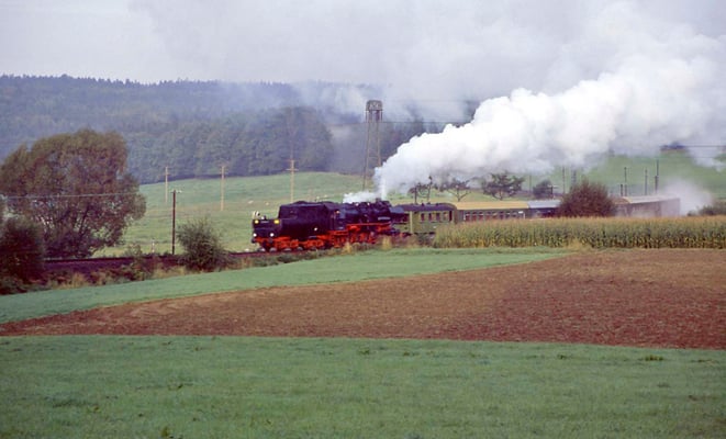 Ein Sonderzug im herrlichen Licht des Sonnenaufgangs mit viel Dampf, Krumhermsdorf 1996