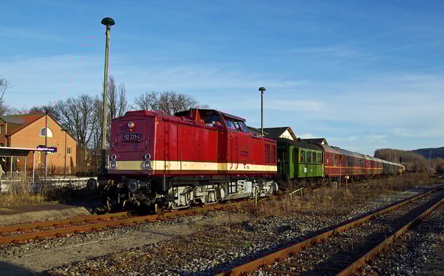 Im herrlich warmen Licht präsentiert sich der Sonderzug mit 112 331-4 im Bahnhof Neustadt Sachsen um gleich seine Fahrt nach Sebnitz fortzusetzen, 29.11.09