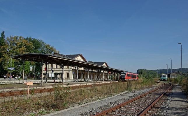 Der Bahnhof in Neustadt - eben eingefahren der Desiro von Bad Schandau, rechts ein Gast aus Löbau ( Sonderfahrt mit der " Ferkeltaxe " nach Bad Schandau), 18.09.09