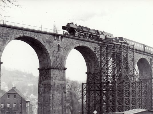 Eine Reko 52ér mit einem Zug aus 2-achsigen Rekowagen von Bad Schandau nach Bautzen auf dem Sebnitzer Stadtviadukt. 1984, Foto: Archiv Sven Kasperzek.