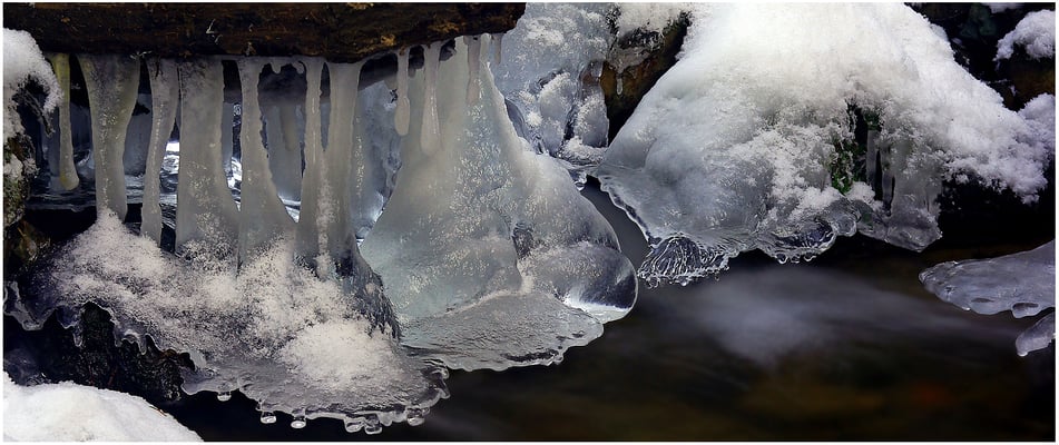 Kunstvolle Eisgebilde im Schindergraben bei Hohnstein. 