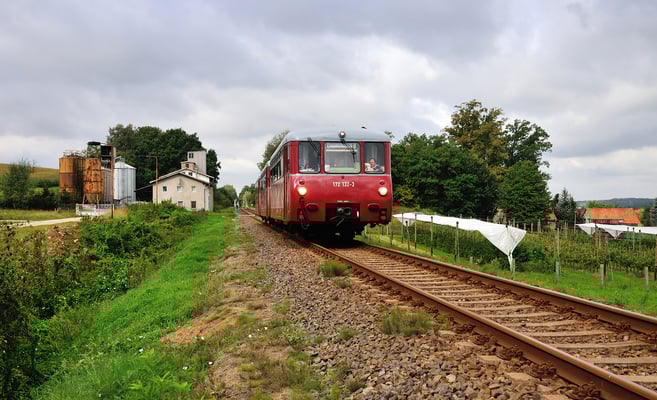 Am 15.09.12 unternahm die " Traditionsgemeinschaft Ferkeltaxe e.V " eine Sonderfahrt von Chemnitz nach Sebnitz. Dort stand ein Besuch des Modellbahnherstellers Tillig auf dem Programm. Die Aufnahme zeigt den Zug in Stolpen. 