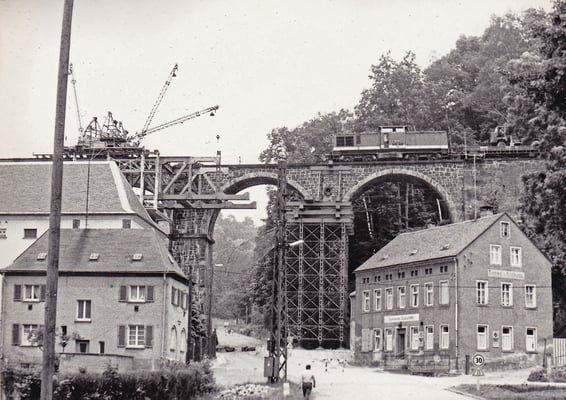 Bau der Behelfsbrücke am alten Hainersdorfer Viadukt.