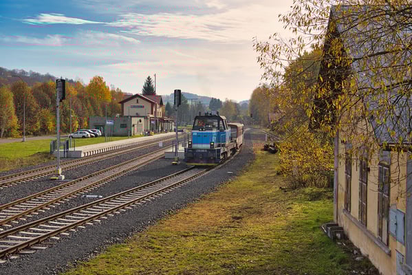 714 202-9 erreichte im Oktober 2022 mit einer sehr ungewöhnlichen Bespannung des Deciner Touristenzuges den Bahnhof von Mikulášovice dolní nádraží, Grund dafür war ein Defekt der Deciner 742. 