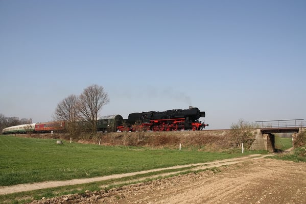 Der gleich Zug aus noch etwas anderer Perspektive, 52 8047-4 schmiegt sich wunderbar in die Landschaft bei Stolpen, 11.04.2009, Foto: Michael Hube