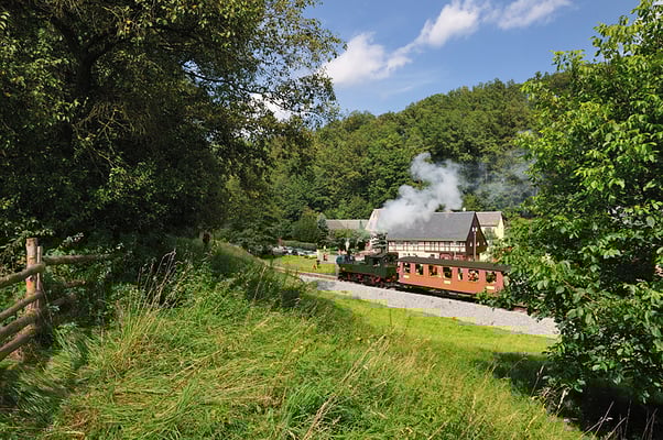 Nur Straße und Autos deuten auf die Neuzeit hin, eine idyllische Szenerie mit dem typisch sächsischen Umgebindehaus. 28.08.2011