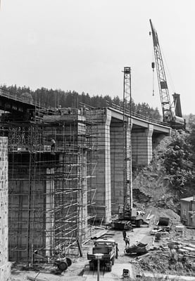 Einheben der neuen Beton-Fertigelemente mittels Eisenbahn-Drehkran. 