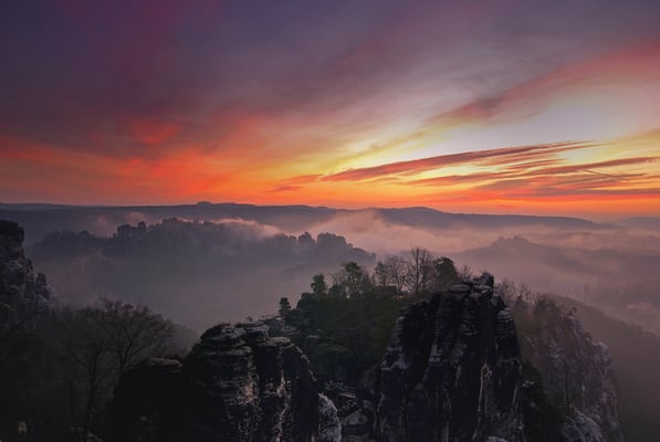 Wunderschöne Sonnenaufgangsstimmung im Basteigebiet an einem Februarmorgen. 