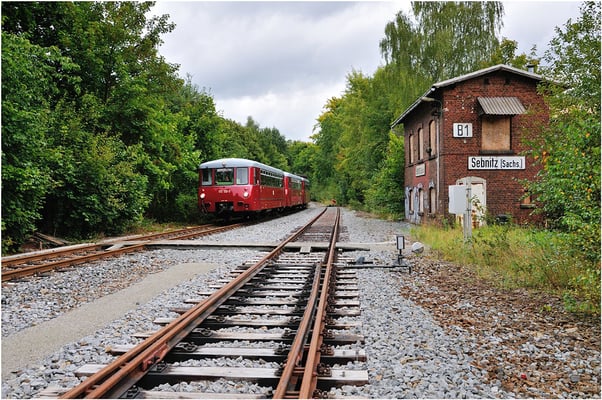 Der Zug am Stellwerk 1, das rechte Gleis ist " tot " - von hier sollen ab dem Jahr 2014 endlich wieder die Züge nach Tschechien rollen!  15.09.12