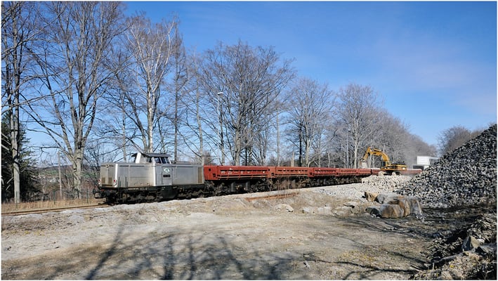 Ende März konnte ich im Steinbruch Oberottendorf die ITL 111 001 bei der Verladung von Wasserbausteinen beobachten, diese Prozedur dauert länger als die automatische Befüllung der Wagen, da alles mit dem Bagger geschieht. 26.03.2012