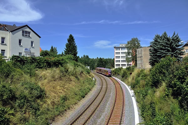 Ausfahrende Regionalbahn aus Sebnitz Richtung Dolni Poustévna. 