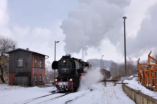 Winterdampf zwischen Freiberger Mulde und oberer Spree - so nannte sich die Winterdampfveranstaltung am 26.02.2006. Organisiert wurde sie von Stephan Herrmann. 52 8080 hat hier Einfahrt aus Richtung Bautzen in Neustadt. Foto: Jan-Henrik Sellin