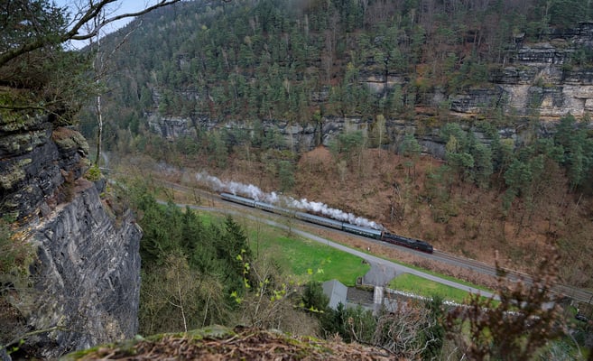 Nicht das wir uns abgesprochen hätten... Aber ich suchte mir an diesem Tag an ziemlich genau der gleichen Stelle einen neuen Standpunkt mit Blick ins Tal und wurde sogar fündig. 50 3648 bei Porschdorf, 08.04.2017