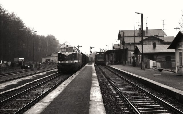 N 65277 mit 118 253 vom Bw Zittau. Durchfahrt Neukirch-West 1988. Foto: Lutz Morgenstern