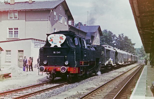 Der Zug mit 86 049 ist wieder aus Neustadt eingetroffen (1984).