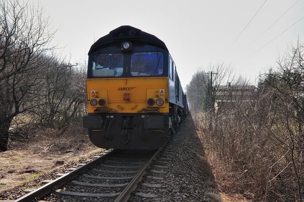 MRCE Dispolok ( Class 66 ) muss auf dem Neustädter Gleis warten bis eine 285 der ITL ihren Schotterzug befüllt hat. 28.03.2011