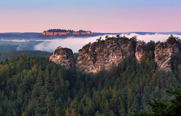 Gamrig und Festung Königstein. Im Elbtal fließt der Nebel, fotografiert vom Ziegenrücken.