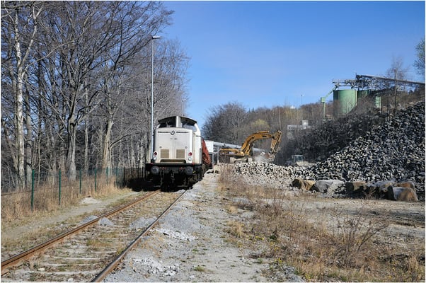 Am Verladegleis in Oberottendorf, Laden von Wasserbausteinen mit 111 001. 26.03.2012