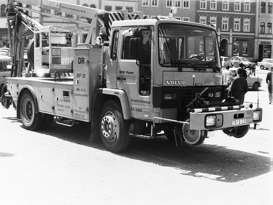 Ein Volvo FL6 (produziert ab 1985) als Brückeninspektionsfahrzeug (2-Wege-Fahrzeug) der Deutschen Reichsbahn auf dem Sebnitzer Markt. Ende der 80ér, Foto: Archiv Sven Kasperzek.
