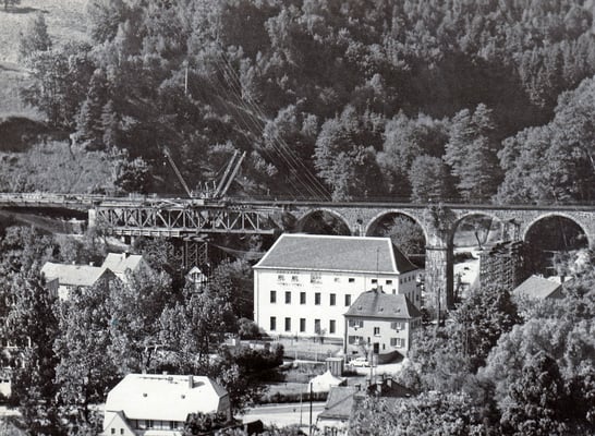 Errichtung einer Behelfsbrücke am Hainersdorfer Viadukt, auch hier steht die Sprengung kurz bevor... März / April 1985, Foto: Archiv Sven Kasperzek.