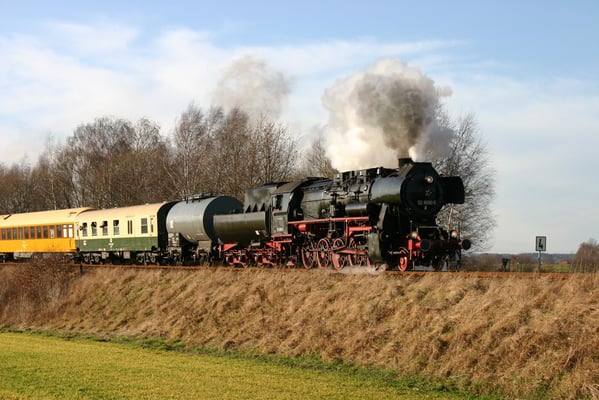 Die tief stehende Sonne zauberte ein herrliches Licht auf den Adventssonderzug mit 52 8080 nach der Ausfahrt aus dem Bahnhof Dürrröhrsdorf, 29.11.09 Foto: Benno Hube