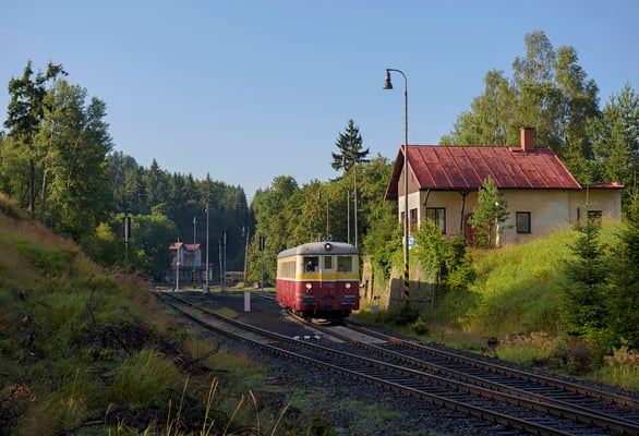 Überführungsfahrt von M262.1183 von Decin nach Rumburk für die Sonderfahrt der Ostsächsischen Eisenbahnfreunde "Mit der Nähmaschine an die Elbe". Ausfahrt Jedlova, 30.07.2016