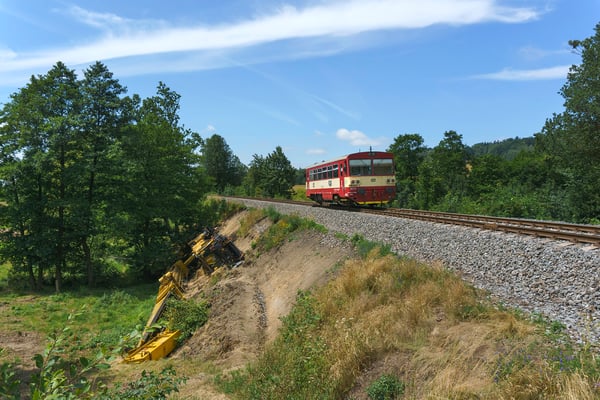 Beim Versuch ein neues Brückenteil in Brtníky einzuheben verunglückte im Mai 2018 ein Gottwald Eisenbahn-Drehkran. Er lag bis zu seiner Bergung im Sommer am Bahndamm, für die Bergung musste er zerlegt werden. 810 668-4 nach Mikulášovice, 01.07.18