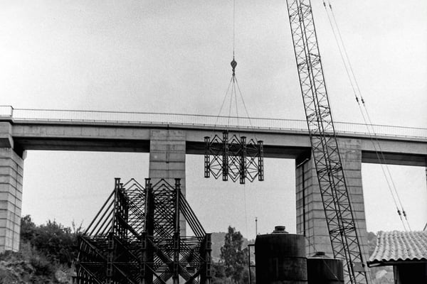 Rückbau der Behelfsbrücke mittels Eisenbahn Drehkran, 1989. 