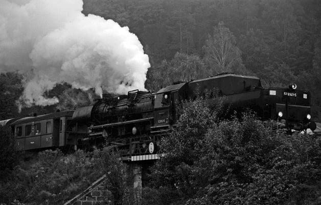 52 8141 der Ostsächsischen Eisenbahnfreunde hat Rathmannsdorf verlassen und wird in wenigen Augenblicken die Elbe auf der Carolabrücke überqueren, 1996, Foto: Jürgen Vogel