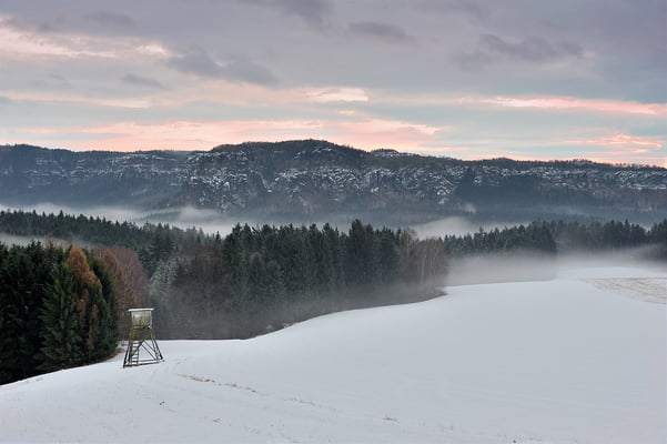 Blick vom Schaarwändeweg in die hintere Sächsische Schweiz. Zuvor hatte es auf den Schnee geregnet, am Abend entstand dadurch Nebel. 