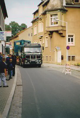 Anlieferung der V10b des VEB Sächsische Ziegelwerke Dresden / Sitz Langburkersdorf als Denkmallok vor dem Produktionsgebäude des Modellbahnherstellers Tillig in Sebnitz. 09/1998, Foto: Archiv Robert Schleusener