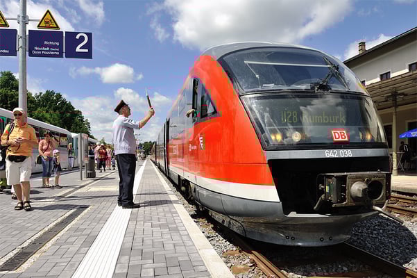 Günther Gebauer gab am Sonntag den "Bahnchef". Ausfahrende Regionalbahn in Sebnitz Richtung Rumburk.
