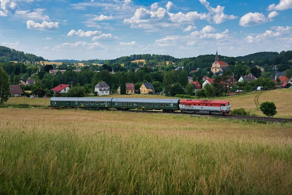 T478 1006 mit dem Lužickohorský rychlík Mikulášovice dolní nádraží - Prag bei Mikulášovice, Juli 2021.