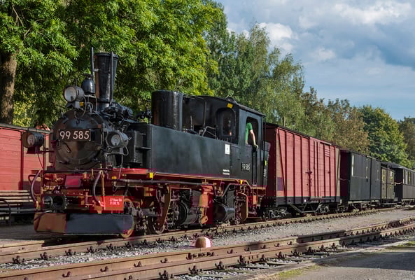 99 585 mit bunt gemischtem Zug in Lohsdorf. 04.09.2020