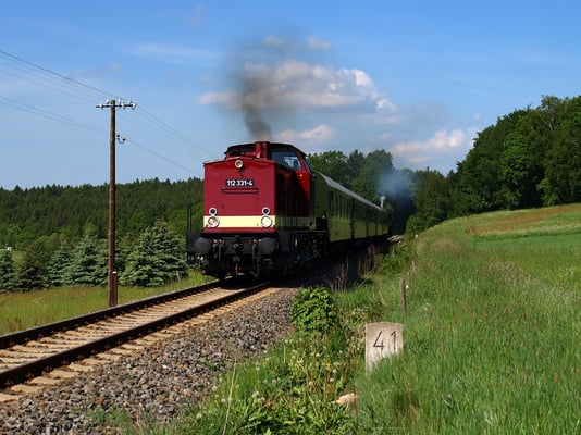 Die Fahrten zum Fest 675 Jahre Neustadt in Sachsen waren ein voller Erfolg, das ganze Wochenende über gab es bestes Wetter und die 112 und 52 zauberten die gute alte Eisenbahnromantik ins Sebnitztal, wie hier bei Krumhermsdorf, Foto: Friedemann Riebe