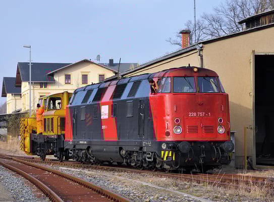 Viele Jahre lang waren in Neustadt eine Schneefräse und der Schneepflug Bauart Meiningen stationiert. Seit Ende November ist das Geschichte. Lok 228 757 rangiert mit der Fräse vor dem Neustädter Lokschuppen. 21.11.11