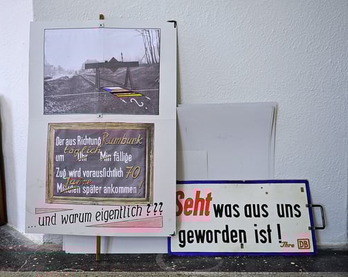 Im Bahnhof Dolni Poustévna gab es eine kleine Ausstellung mit Relikten aus der Bahngeschichte, auch die Plakate der Demonstrationen für den Lückenschluss durften da natürlich nicht fehlen...