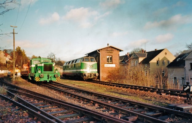 Gleisbauarbeiten im Bahnhof Sebnitz mit Einsatz von ITL-Lokomotiven (u.a. 118 004). Herbst 2001, Foto: Archiv Robert Schleusener