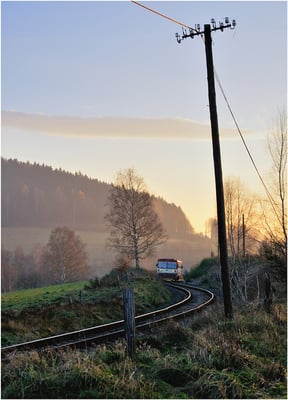 Es dauert nur wenige Minuten und der Zug startet seine Rückreise von Dolní Poustévna nach Rumburk. Die Sonne verschwindet bereits hinter einem Wald und wirft einen letzten sanften Glint auf die Seite des Triebwagens. 19.11.2012
