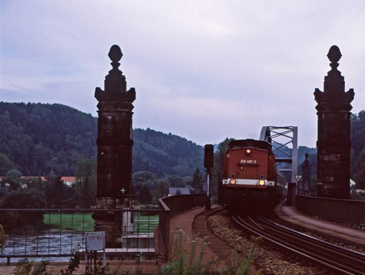 202 407-3 mit ihrem Zug von Neustadt auf der Carolabrücke in Bad Schandau, 1996