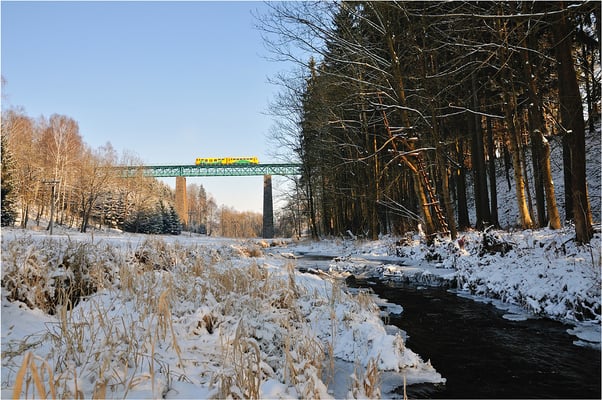 Ein auf dieser Relation mittlerweile selten gewordener Regio Nova überquert als 854ér Ersatz das große Viadukt bei Vilémov dessen Umgebung sich frisch verschneit und eisig kalt zeigt. 26.01.2014