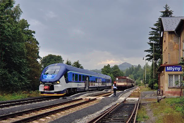 Er macht sich auf den Weg nach Rumburk, unser Os 2605 erhält den attraktiven Abfahrtsbefehl gen Decin. Hier im Tal der Kamnitz zwischen Mlýny und Kytlice wollen wir ihn auf freier Strecke auf seinem Rückweg nach Rumburk "erlegen".