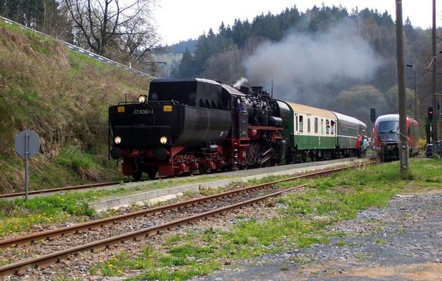 Zum ersten Mal auf der Sebnitztalbahn im Einsatz: Die 52 8080-5 der OSEF, hier bei der Zugkreuzung in Ulbersdorf, April 2005