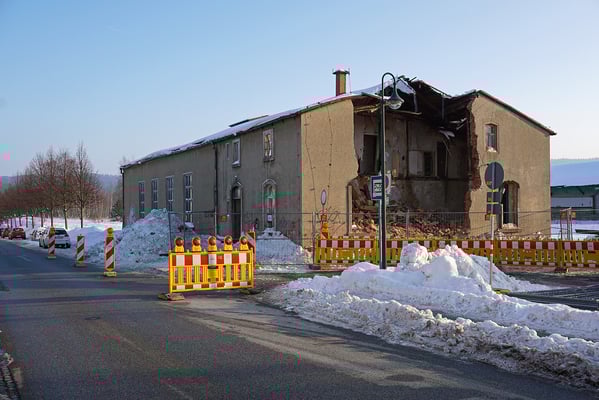 Teilabriss des Neustädter Lokschuppens wegen Einsturzgefahr im Januar 2017. 