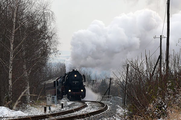 Hier dampft der Zug aus dem Wald bei Lohmen, im Hintergrund lässt sich das Elbtal erahnen. Noch stehen hier Telegrafenmasten was die schöne Szene noch etwas nostalgischer macht. 28.11.10, Foto: Andreas Peldschus