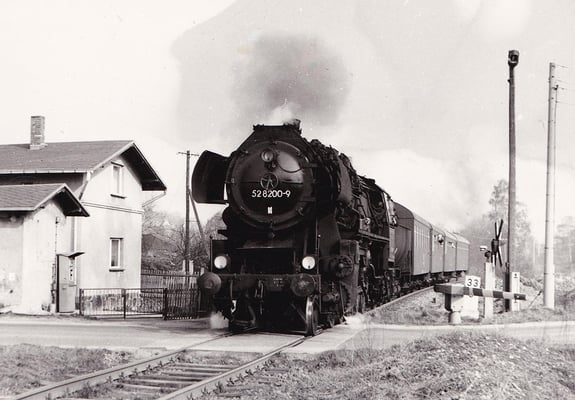 52 8200 ist hier mit einer typischen DR-Garnitur unterwegs nach Bautzen. Die Aufnahme entstand am BÜ Berthelsdorf, kurz zuvor hat der Zug die Anschlussstelle Ziegelwerk Langburkersdorf passiert. 80ér Jahre, genaues Datum unbekannt, Archiv: Sven Kasperzek