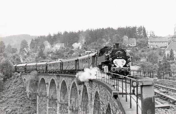 Sonderzug mit 86 049 anlässlich 150 Jahre Kunstblumen aus Sebnitz auf dem Sebnitzer Stadtviadukt (1984).