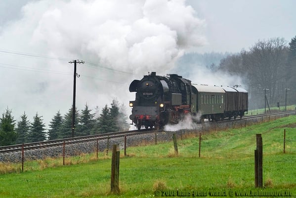 65 1049-4 hat in Neustadt umgesetzt und fährt nun Kessel voran nach Sebnitz, hier bei Krumhermsdorf, 19.04.2008, Foto: Hans Peter Waack