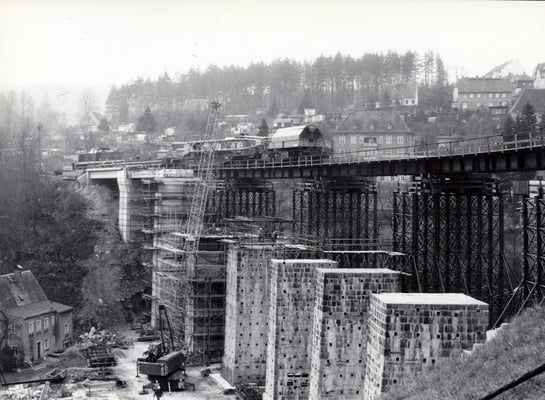 Mit Hilfe eines Eisenbahndrehkrans werden die Beton-Fertigelemente von Gleisseite an Ort und Stelle gebracht. Foto: Archiv Sven Kasperzek.